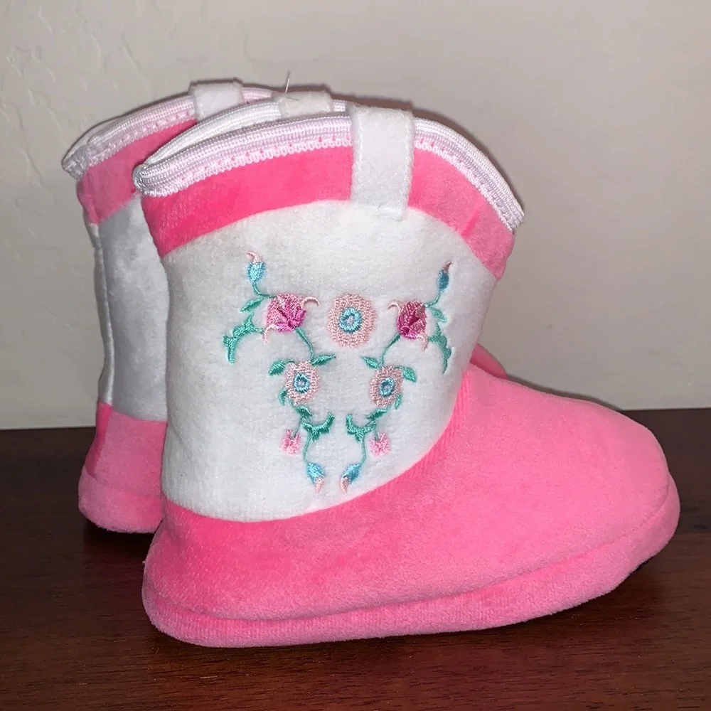 SIZE 11/12 BRAND NEW AND SO CUTE GIRLS BOOT SLIPPERS BY LTD COMMODITES